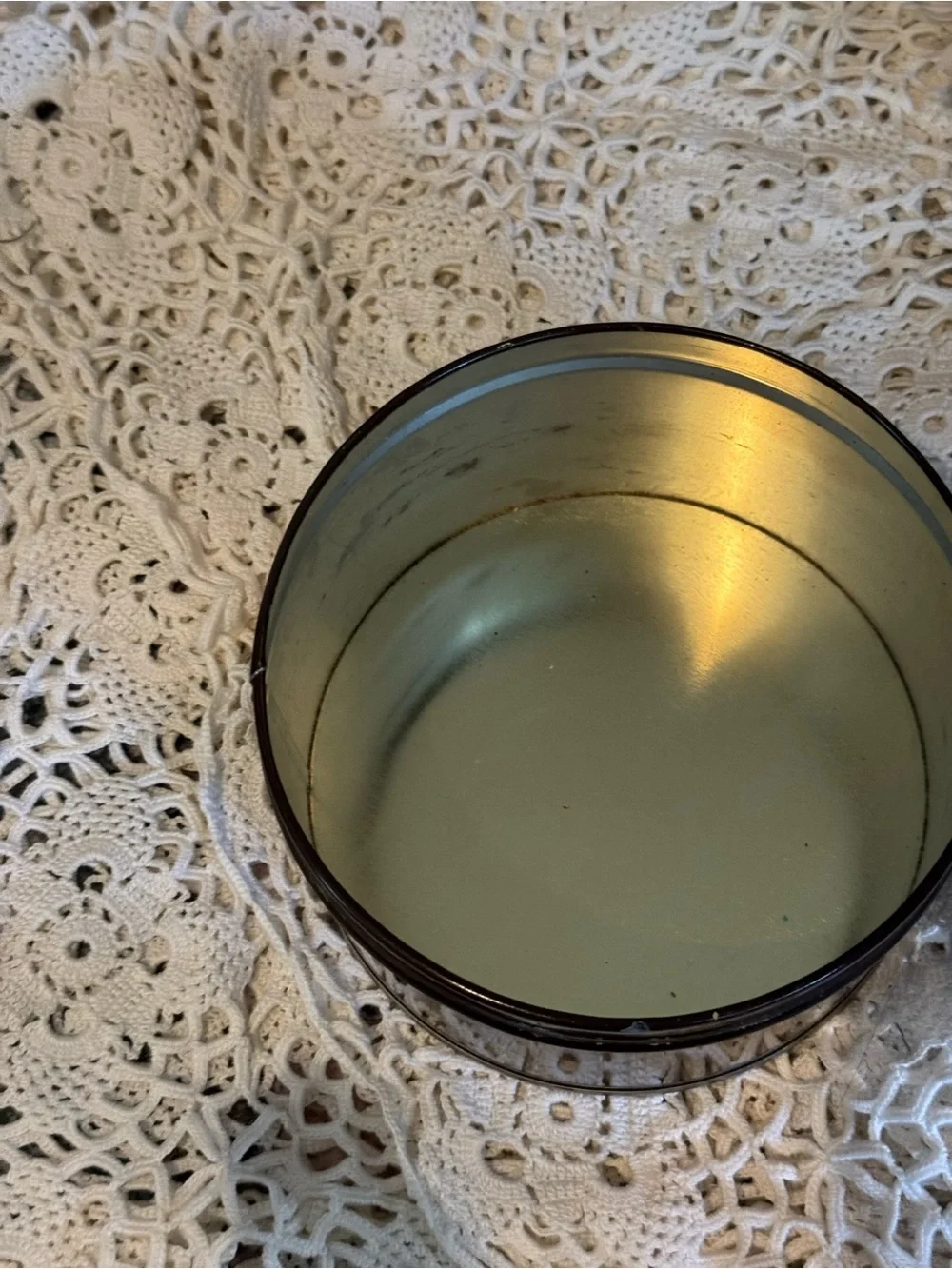Vintage Round Farmhouse Scene Metal Tin – Country Cottage Decor